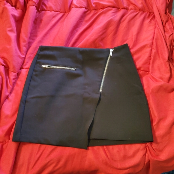 Black mini skirt - Picture 1 of 4